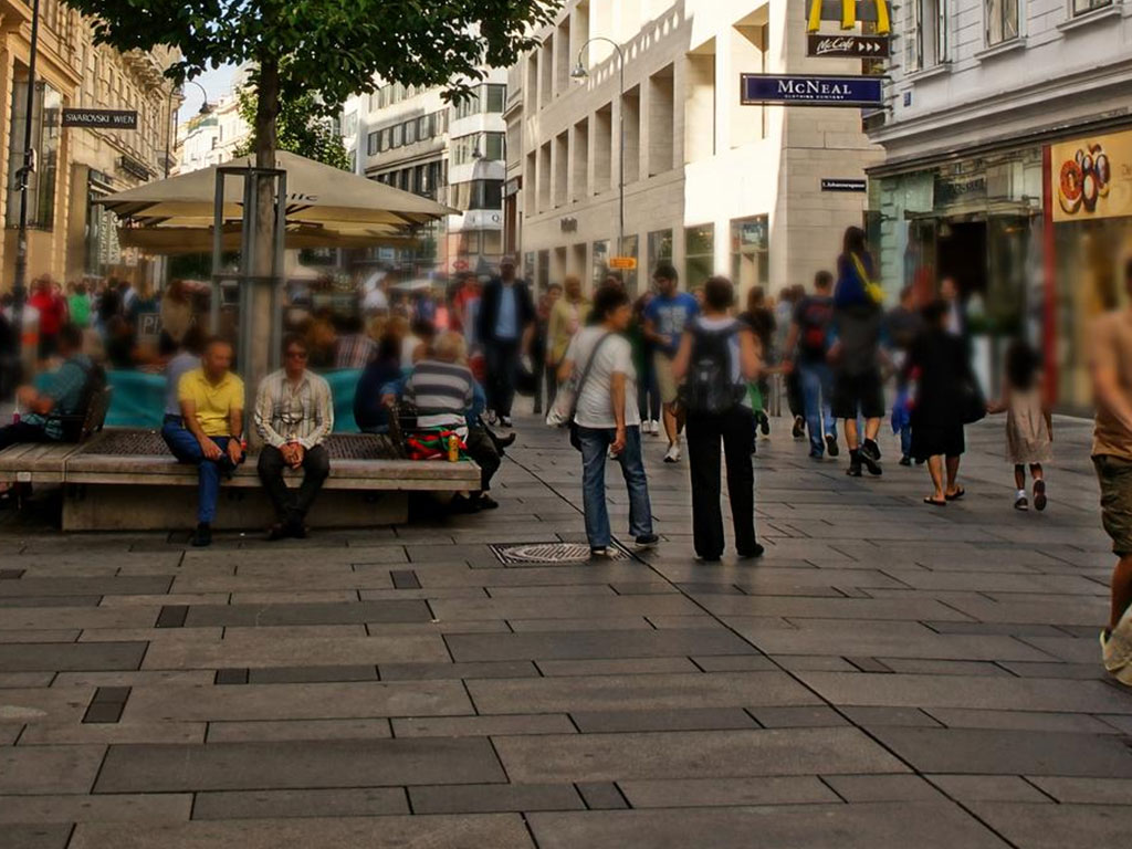 Einkaufsstraße mit Geschäften und Cafés
